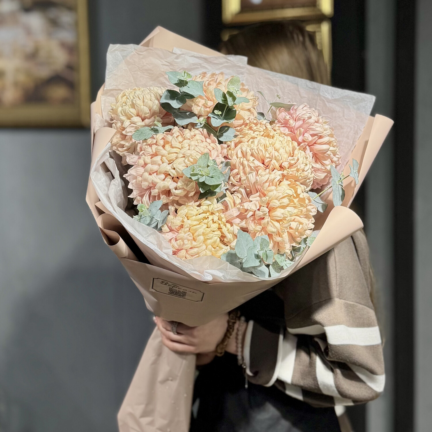 Монобукет с персиковой хризантемой