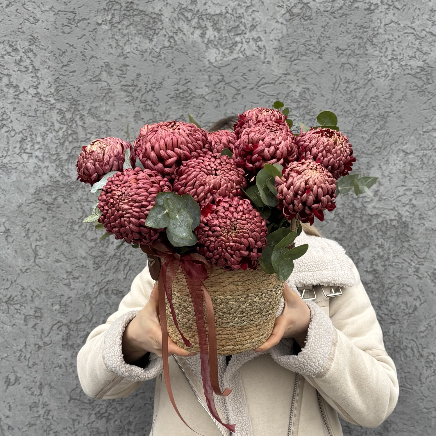 Композиция с одноголовой хризантемой