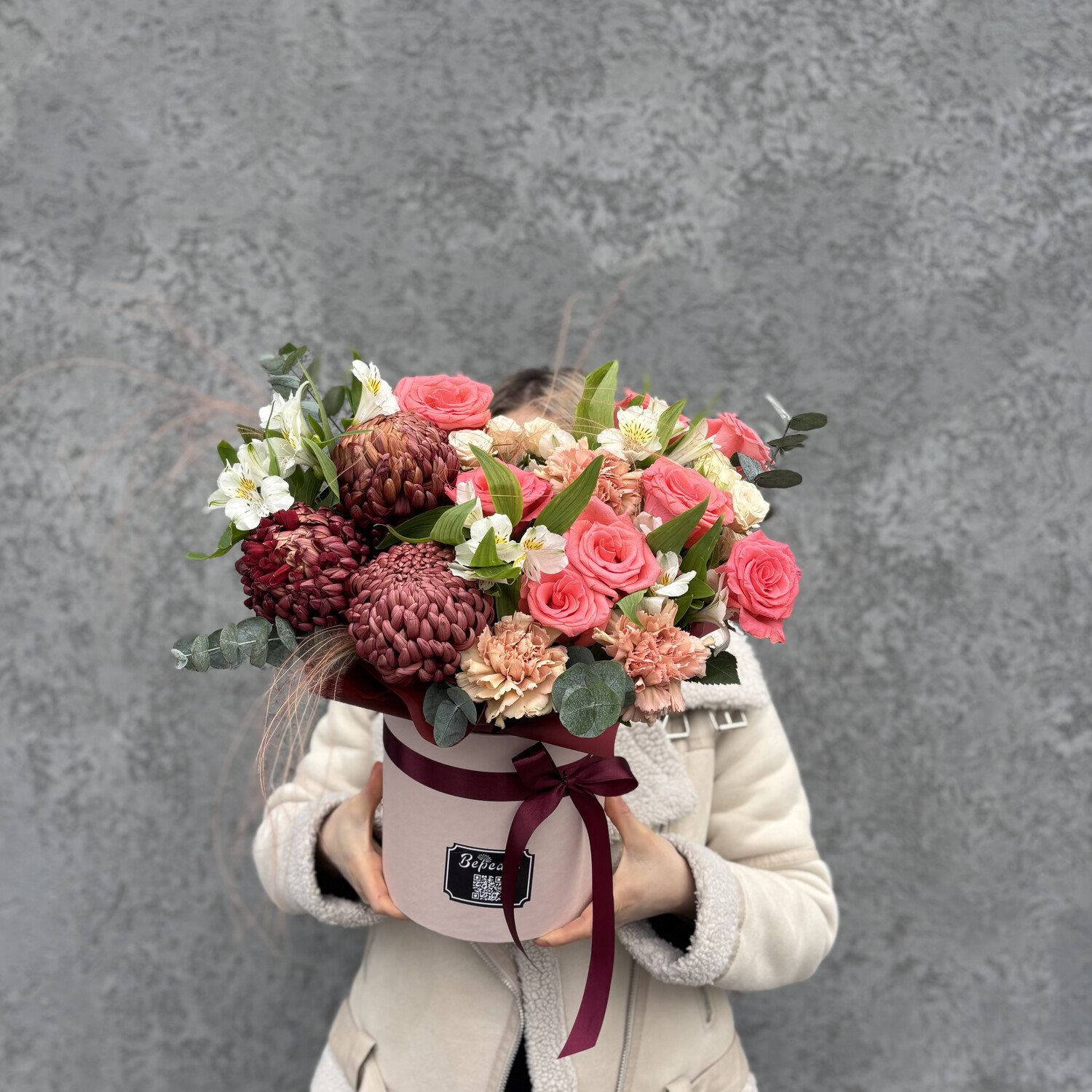 Коробочка с розами и альстромерией