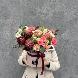 Коробочка с розами и альстромерией