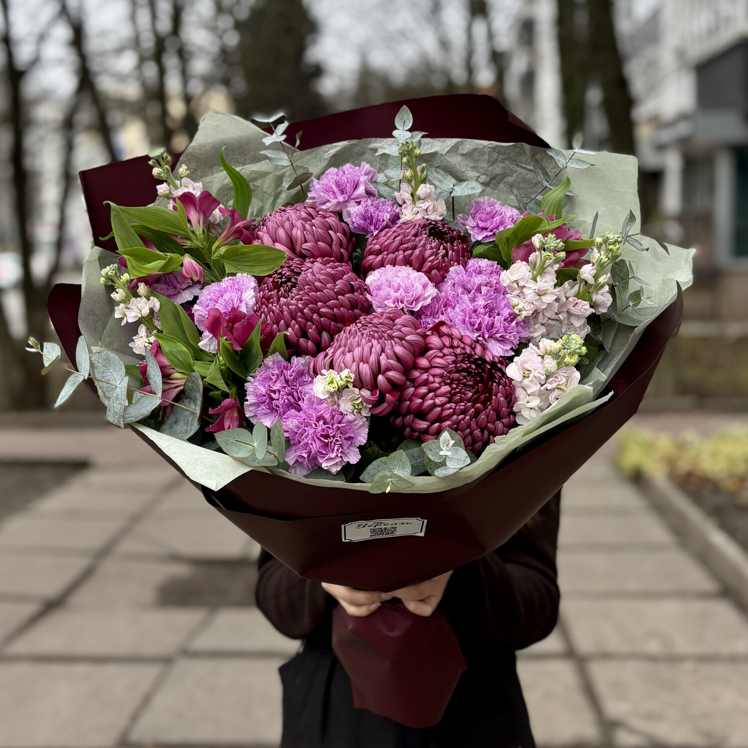 Букет с винной хризантемой и сиреневой гвоздикой