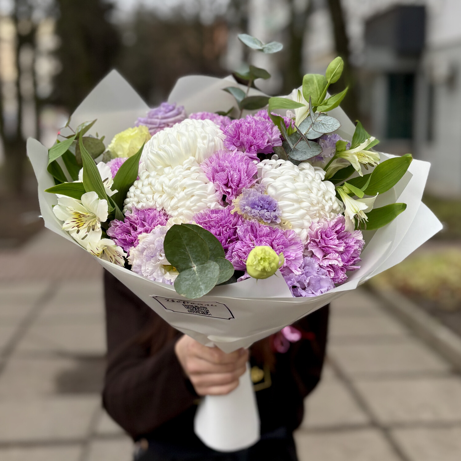 Белый букет с сиреневым диантусом