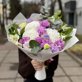 Белый букет с сиреневым диантусом