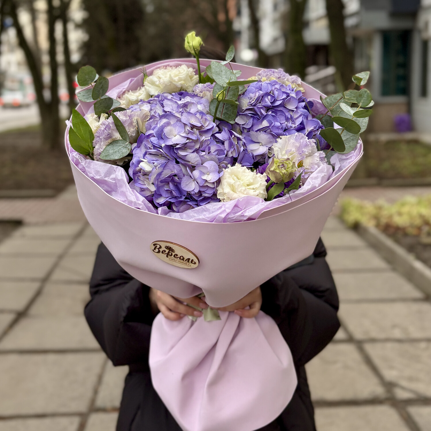 Сиреневый букет с гортензией и эустомой