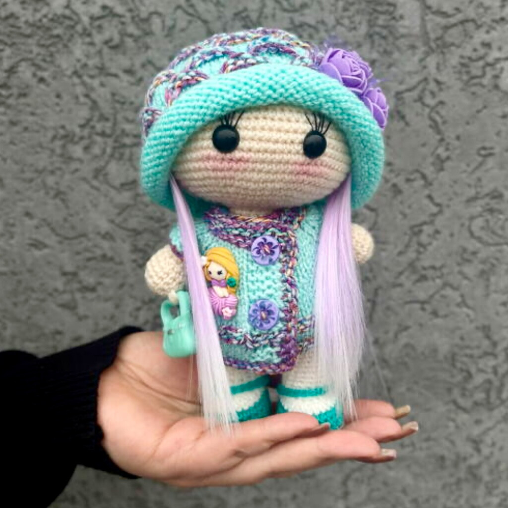 Кукла ручной работы с сиреневыми волосами