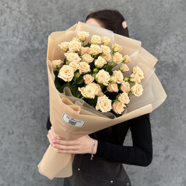 Букет кремовых кустовых роз