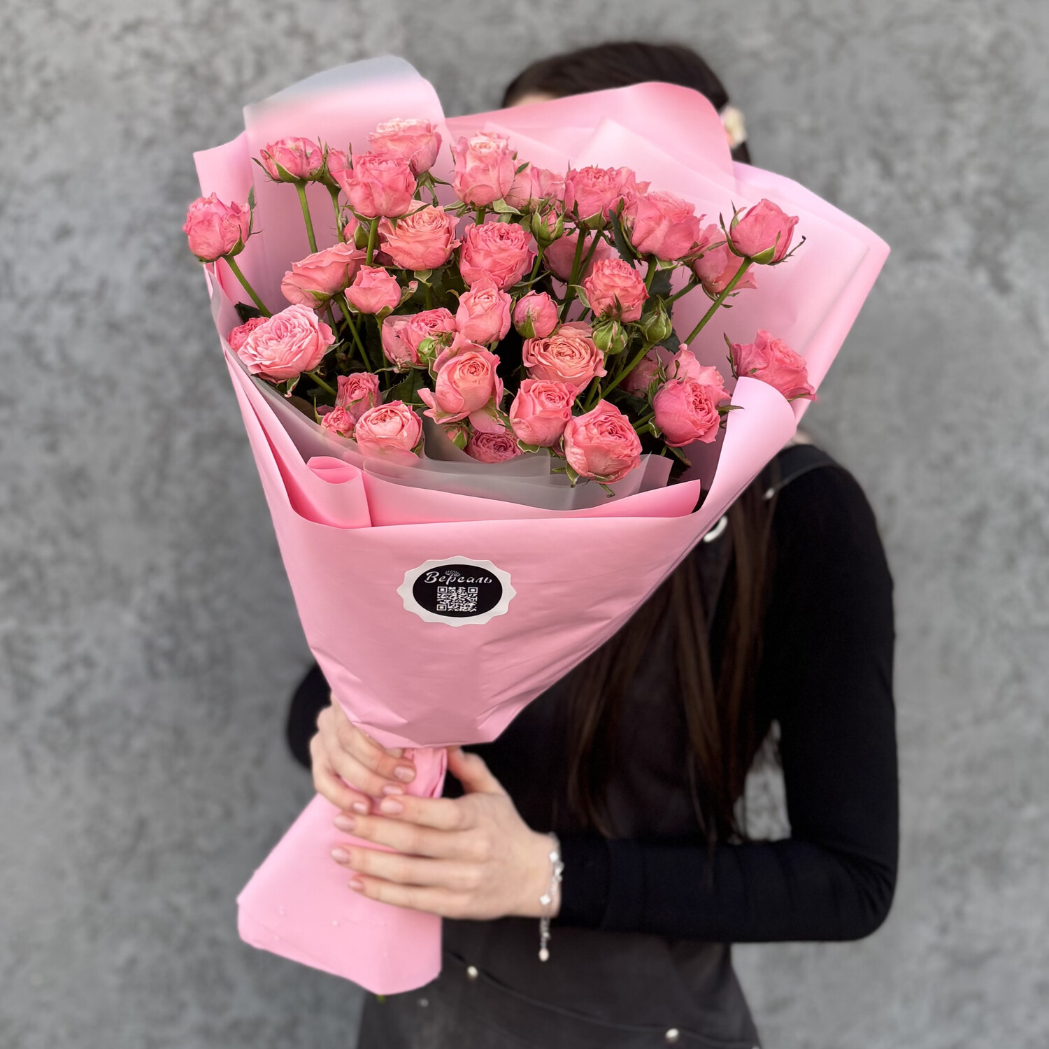 Букет розовых пионовидных кустовых роз