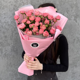 Букет розовых пионовидных кустовых роз