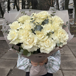 Большой букет белых французских роз