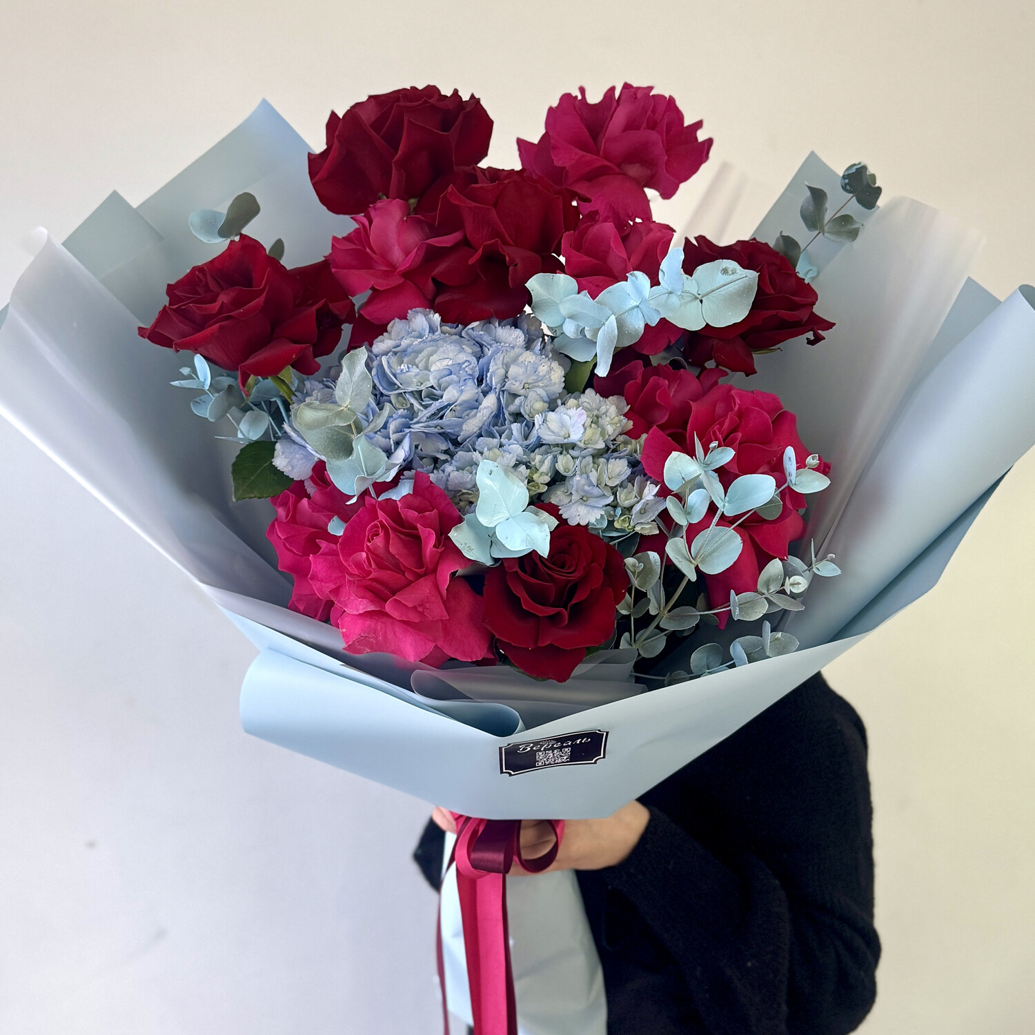 Букет с голубой гортензией и эвкалиптом