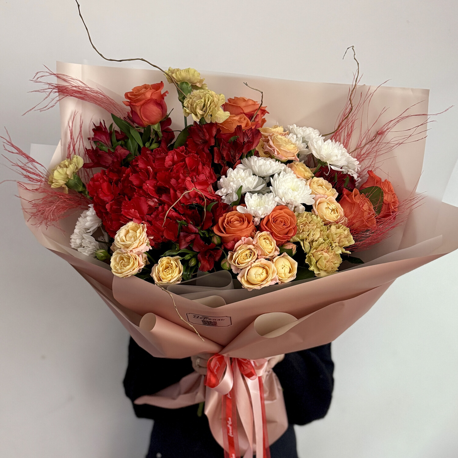 Красный букет с гортензией и розой