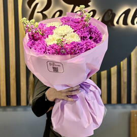 Букет с диантусами и матиоллой