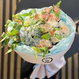 Воздушный букет с альстромерией