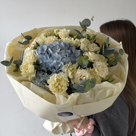 Бело-голубой букет