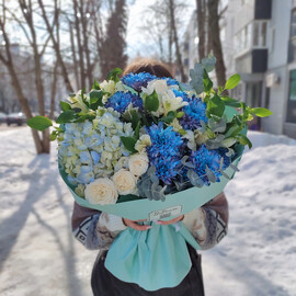 Букет с голубой гортензией