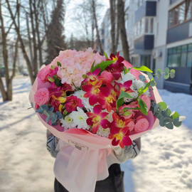 Букет с орхидеей