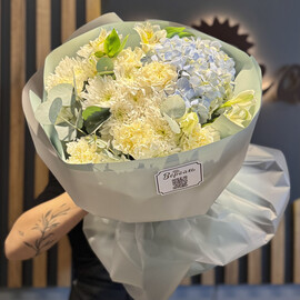 букет с голубой гортензией