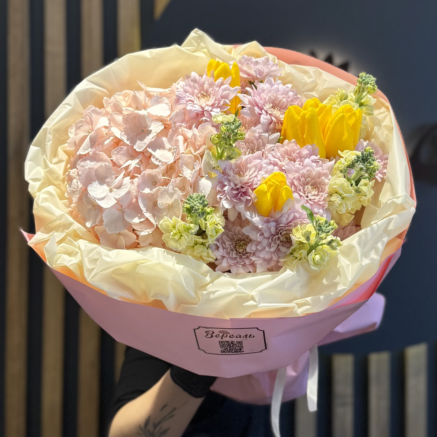 Розовый Букет с желтыми тюльпанами