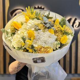 Белый букет с мимозой