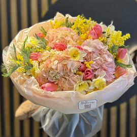 Розовый букет с мимозой и нарциссами