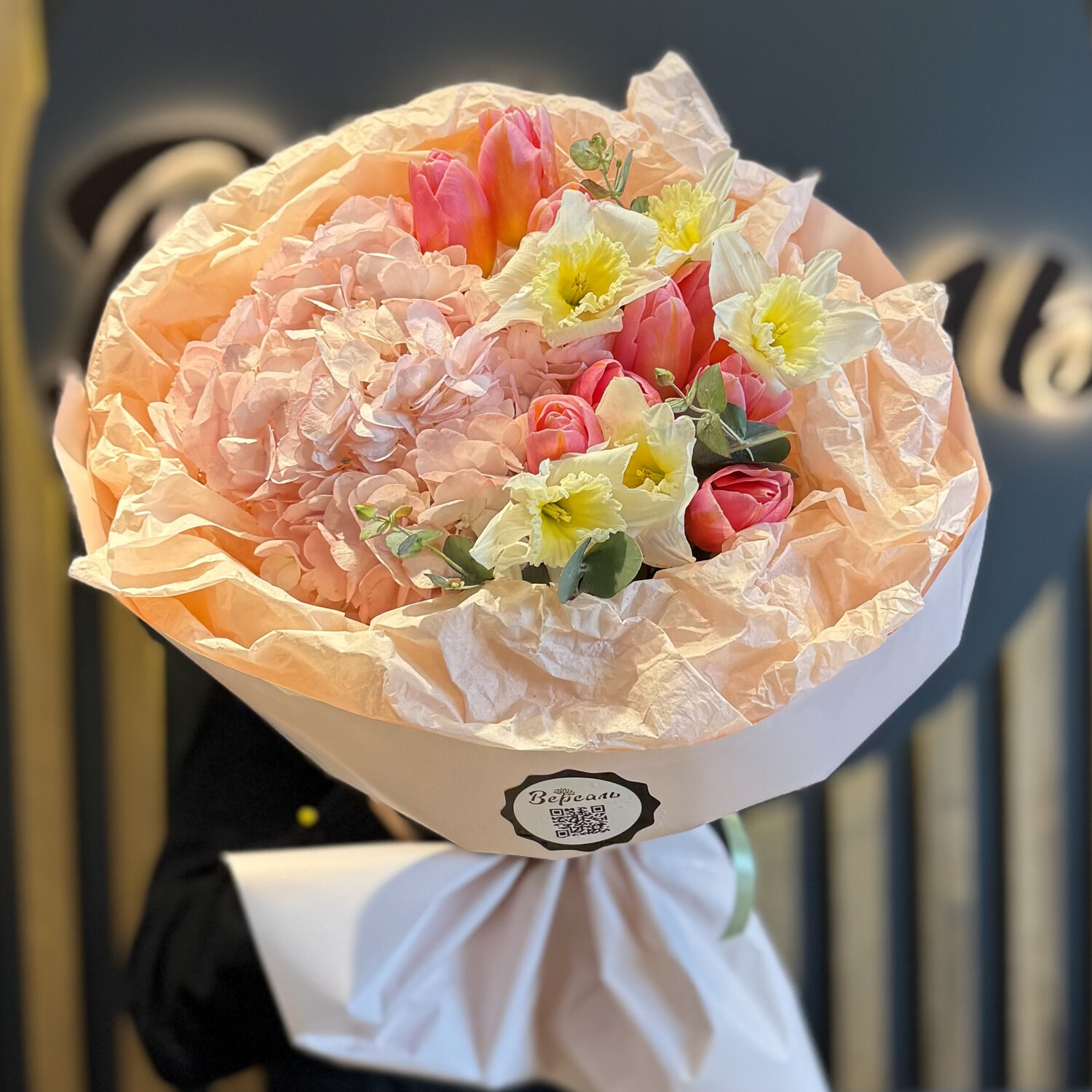 Круглый букет с розовой гортензией и нарциссами