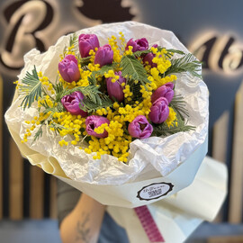 Букет с тюльпанами и мимозой