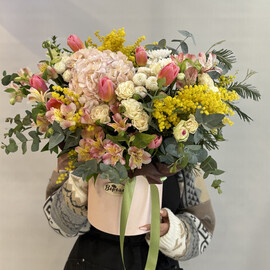 Композиция с мимозой , тюльпанами и альстромерией