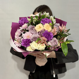 Букет с диантусами, альстромерией и кустовыми розами