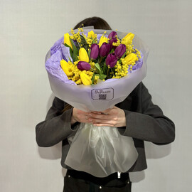 Букет с тюльпанами и мимозой